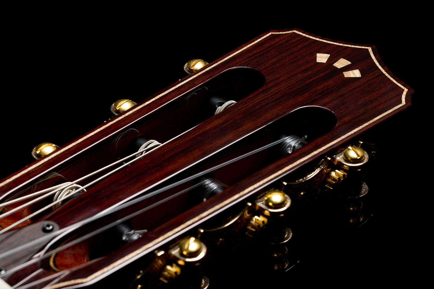 Close-up of Stage Artist Agave Burst headstock featuring a flamed maple Córdoba Arches logo