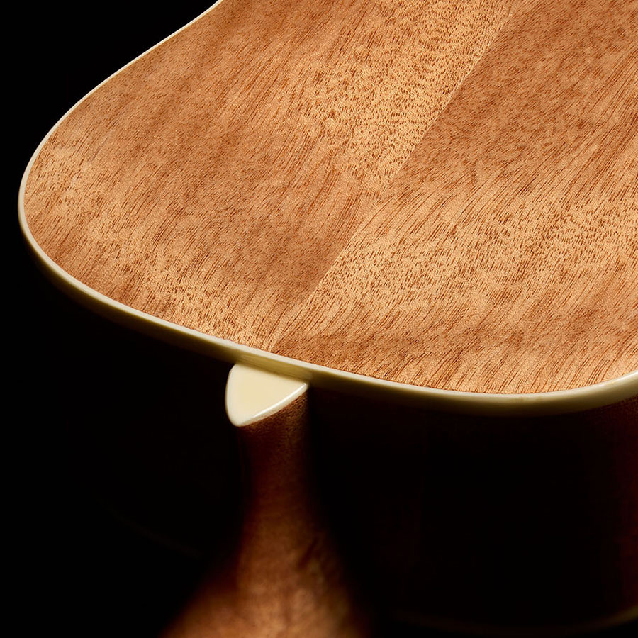 Close-up view of Córdoba 15C Mallorcan Pearl ukulele heel thumb