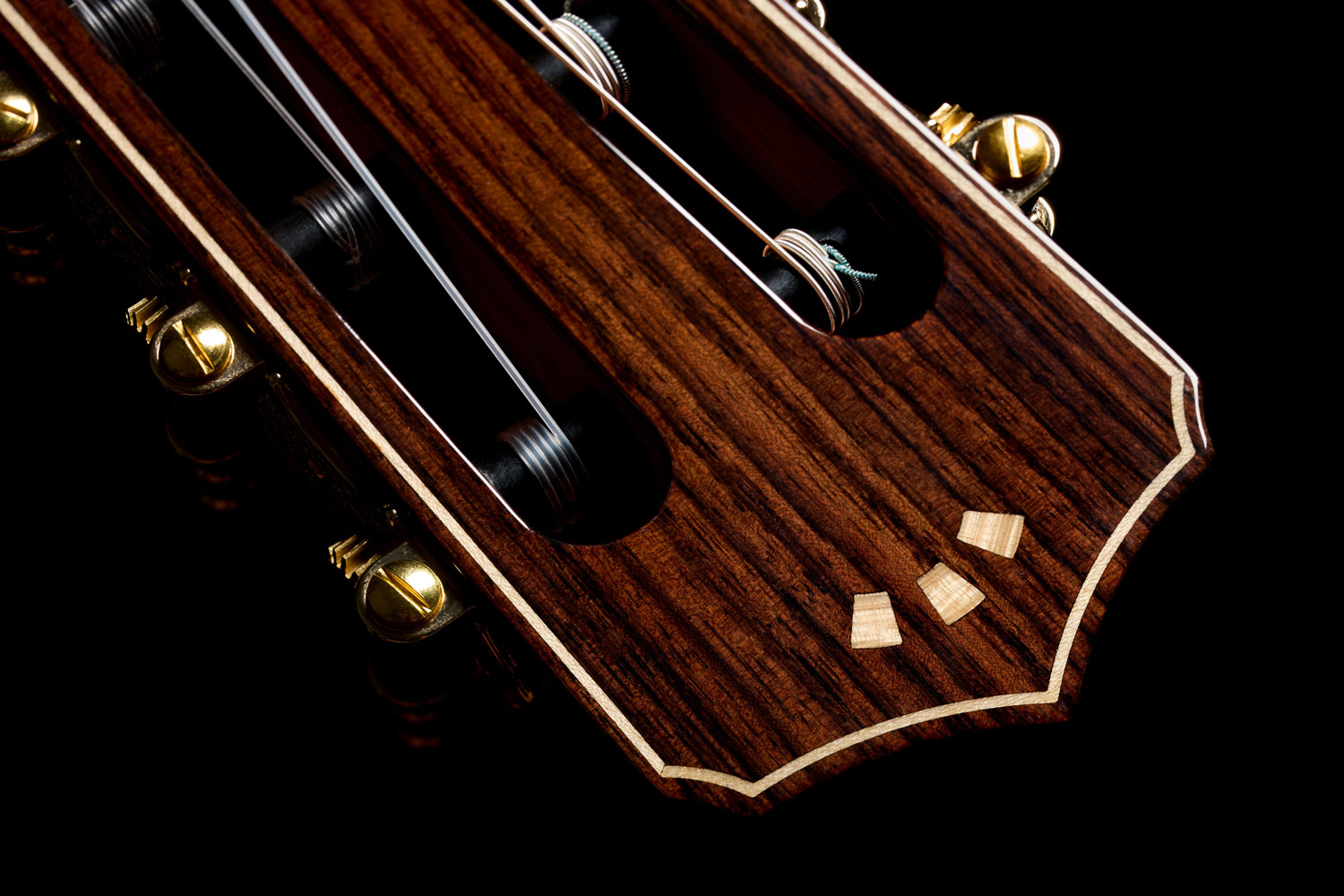 Close-up view of Stage Artist Habano Burst headstock featuring flamed maple Córdoba Arches logo