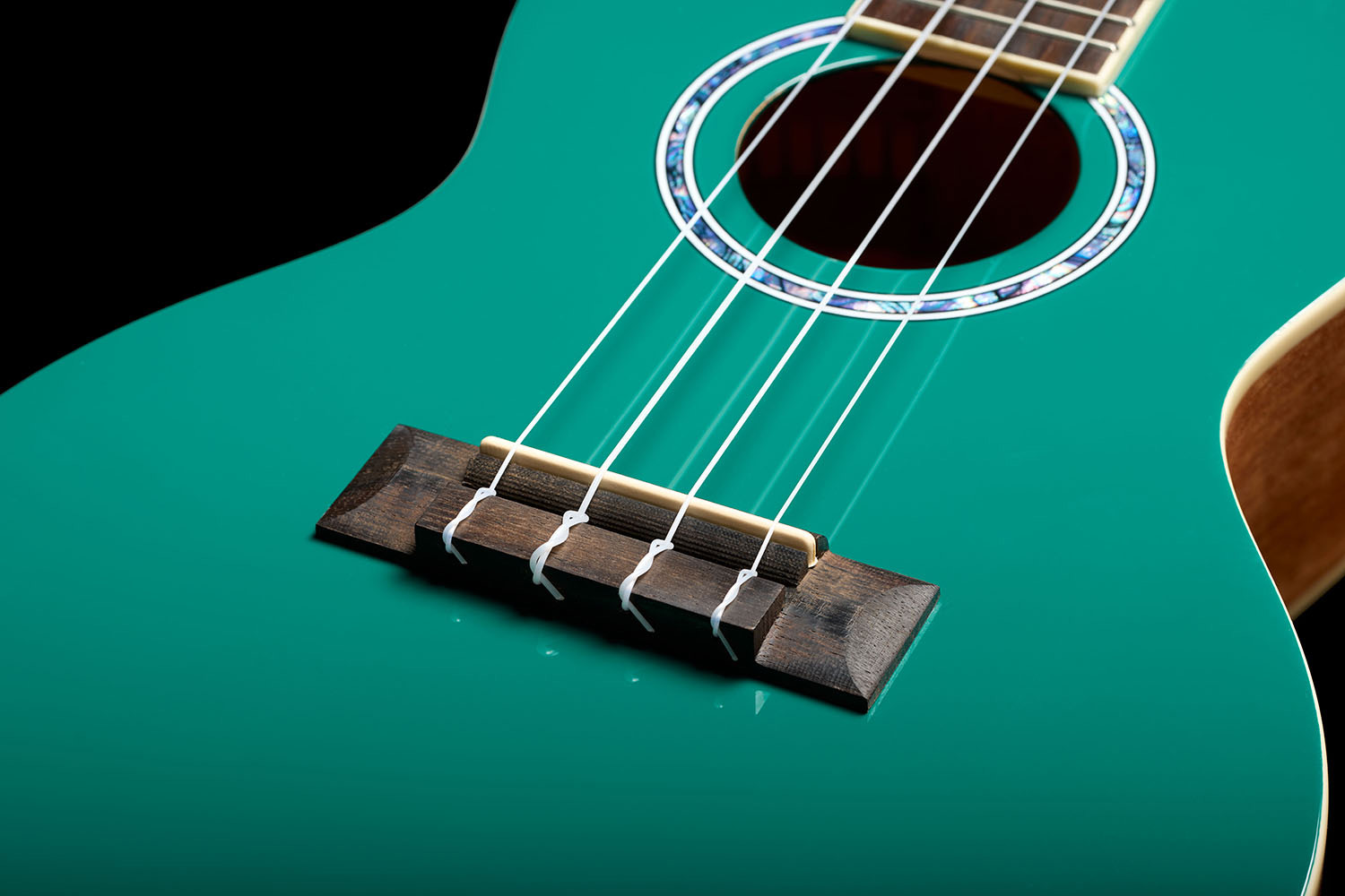 Close-up of the bridge of Córdoba 15C Catalonia Green ukulele